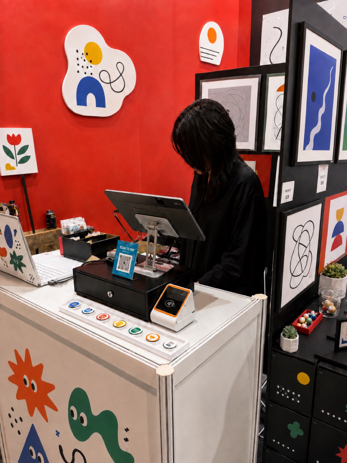 創作者市集攤位上的 OEN POS：主機、錢箱與掃描器在櫃檯就位